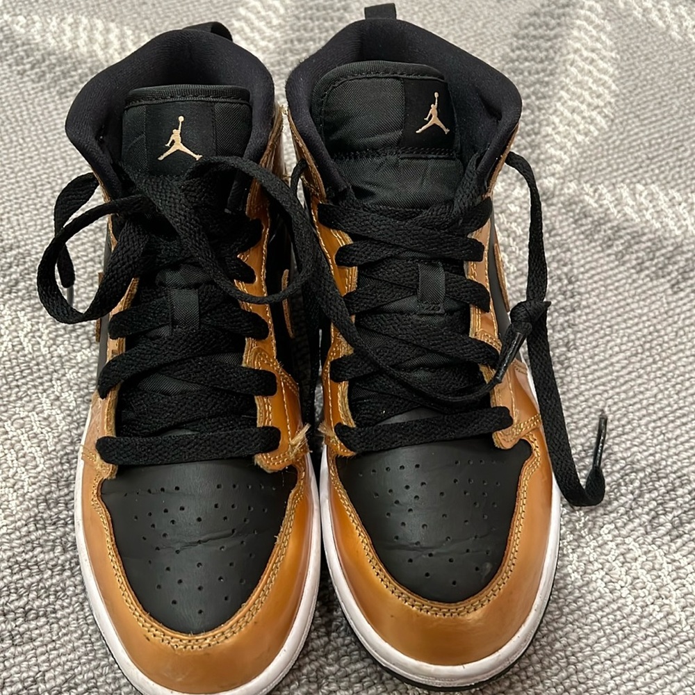 Air Jordan 1 mid size youth 2.5. Great condition